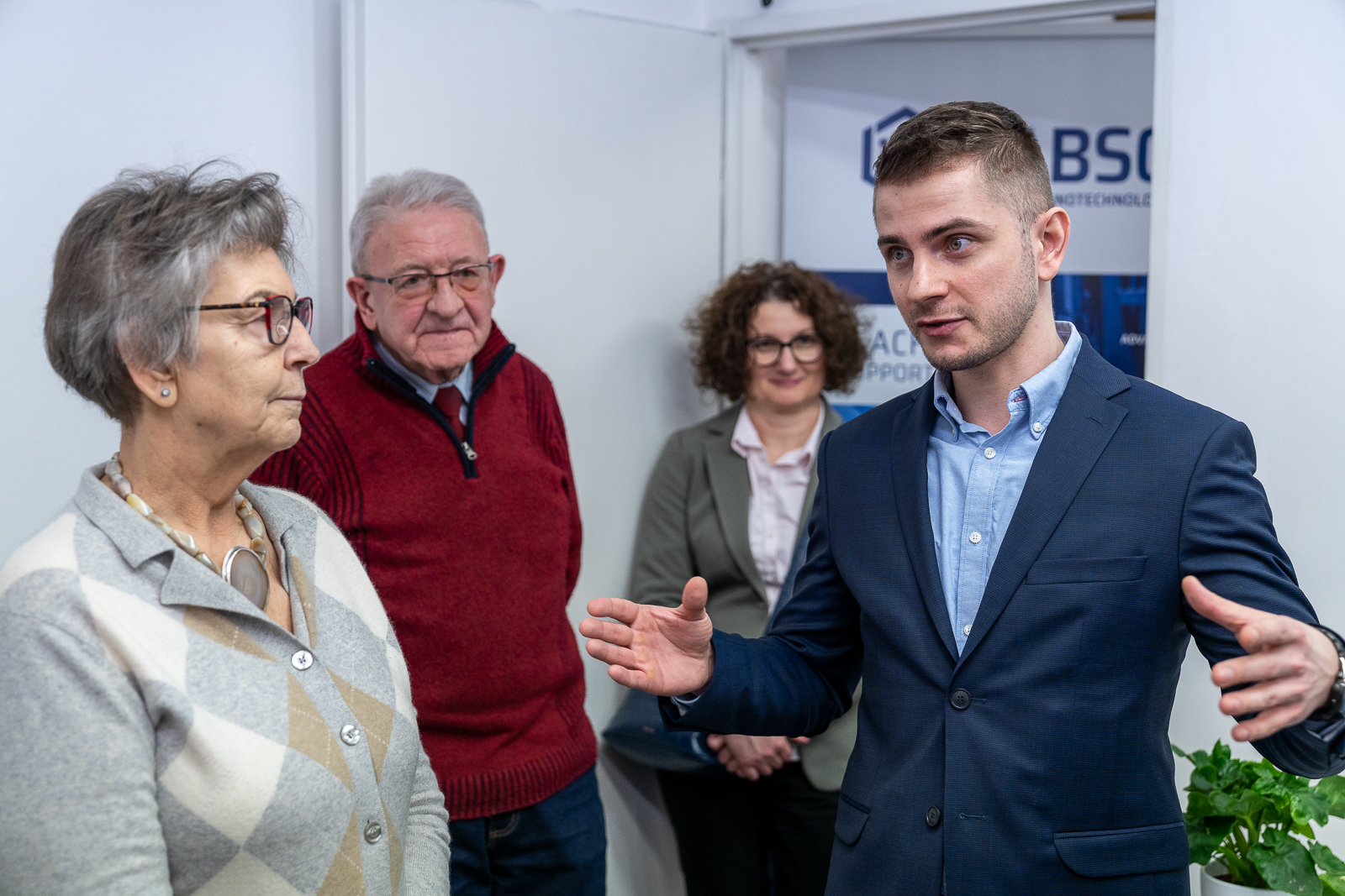 cztery osoby stojace przy wejściu do pomieszczenia