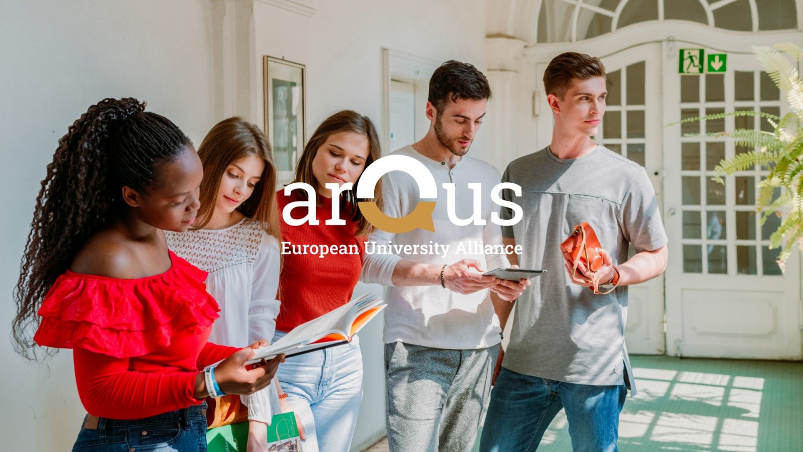 studenci i logo Arqus