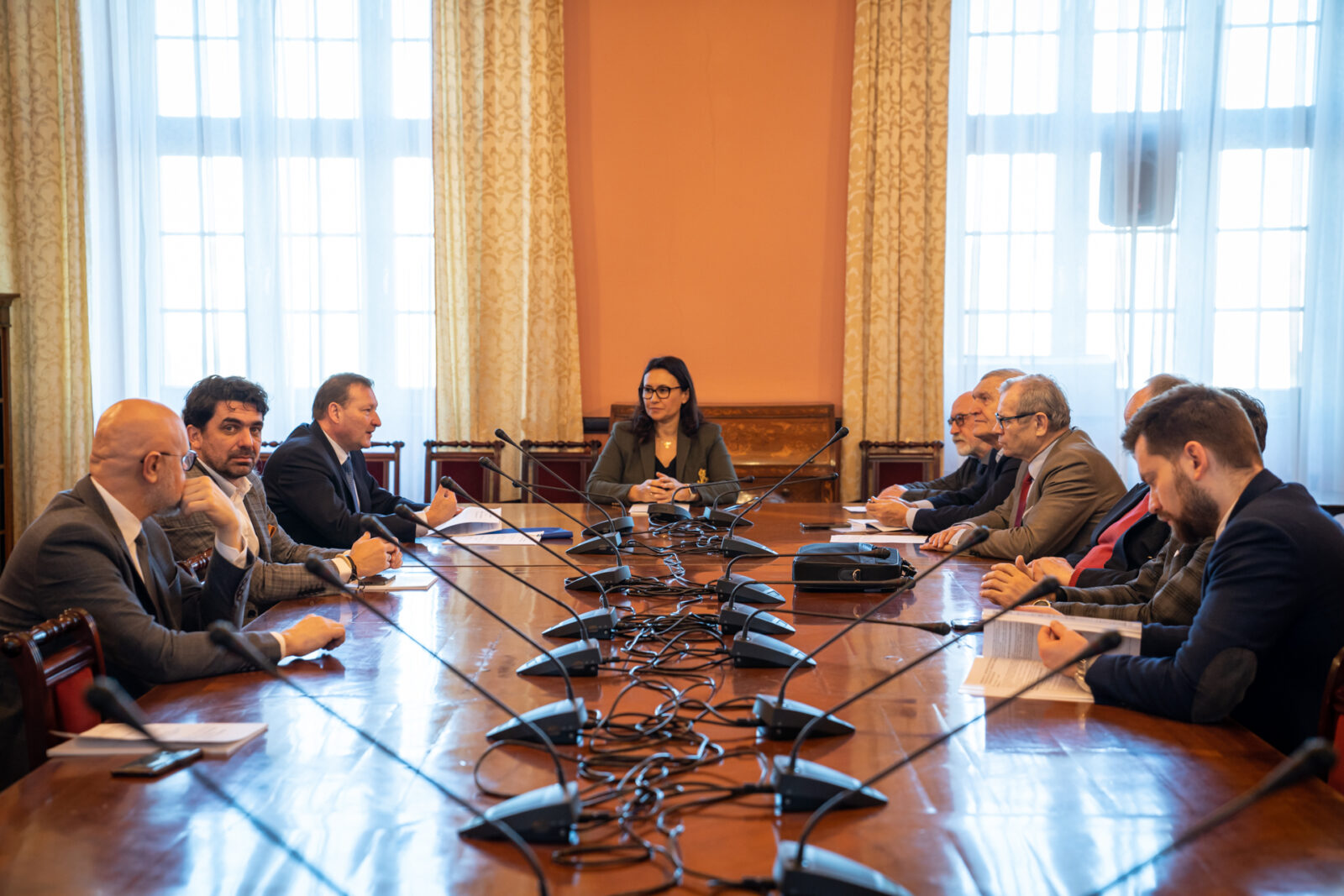 grupa ludzi, przedstawicieli różnych szczebli nauki i oświaty, sala senatu