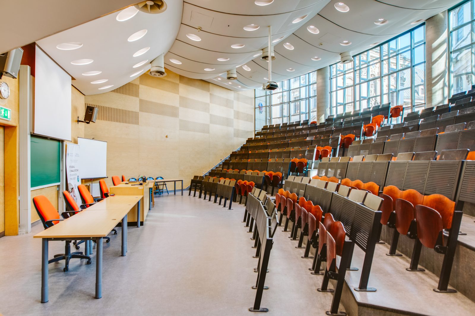 nowoczesna aula z wieloma rzędami krzeseł