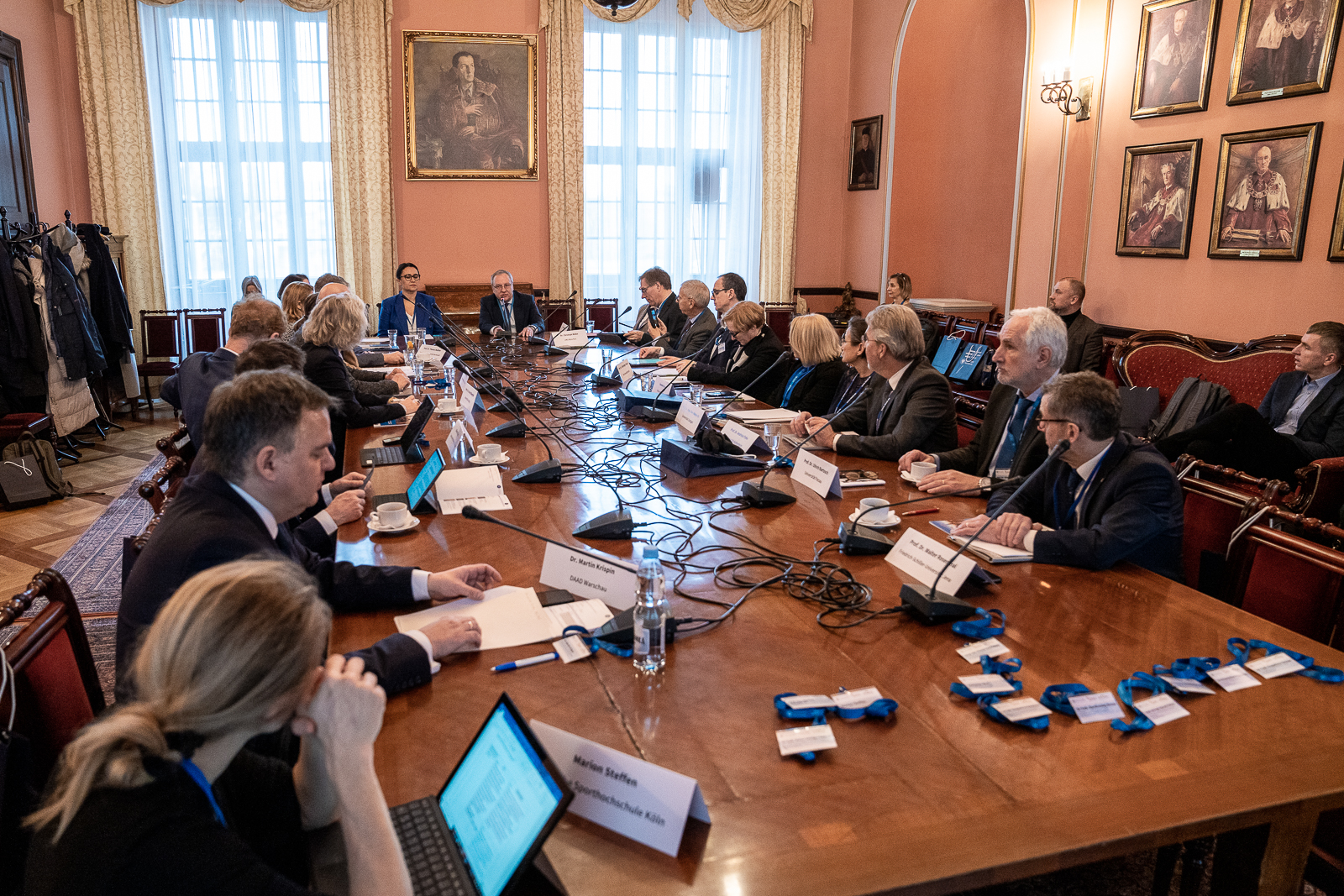 grupa osób siedząca w sali