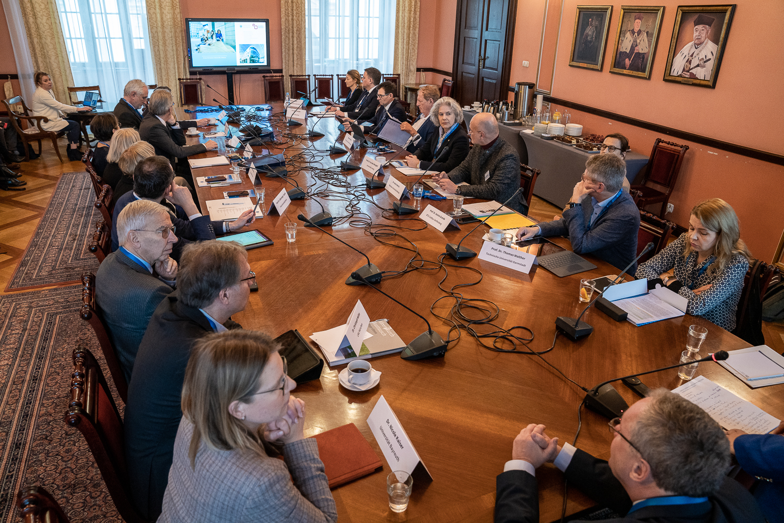 grupa osób siedząca w sali