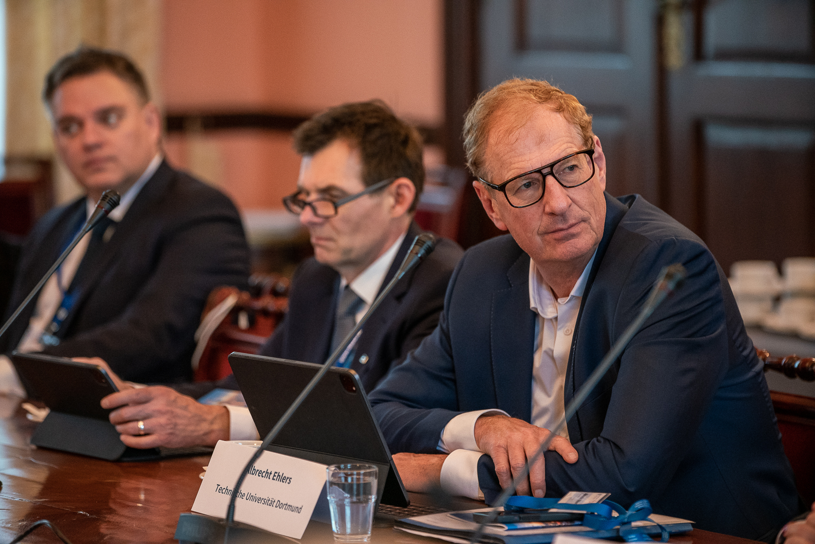 grupa osób siedząca w sali