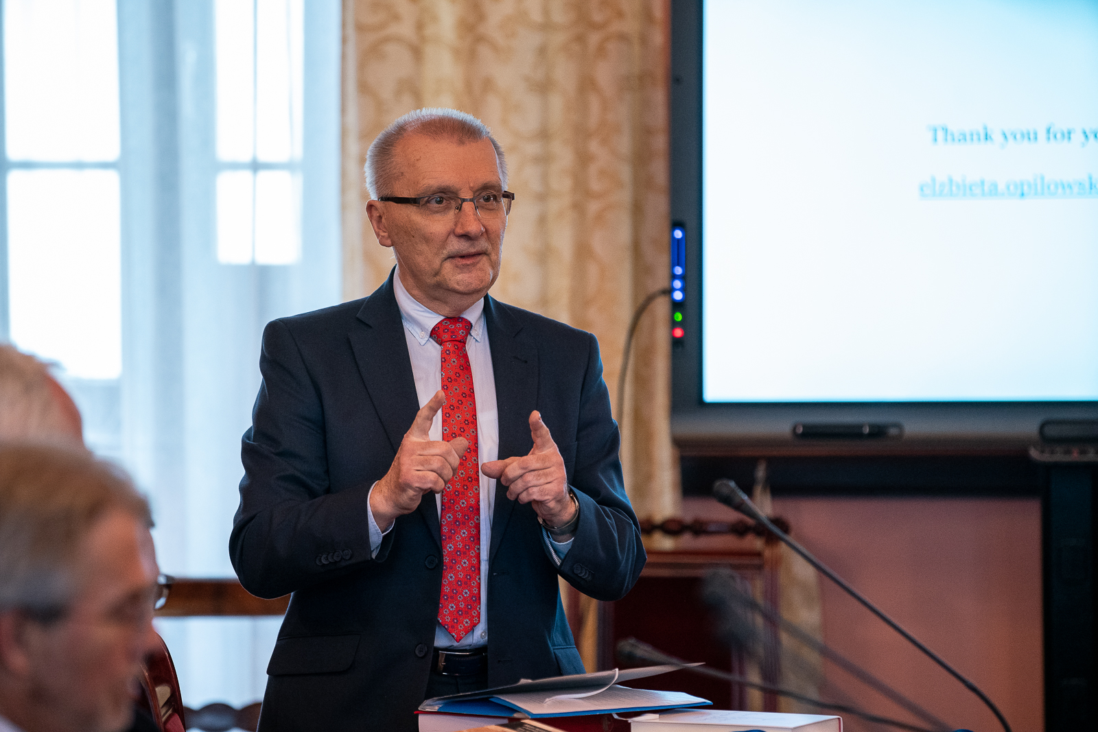 grupa osób siedząca w sali
