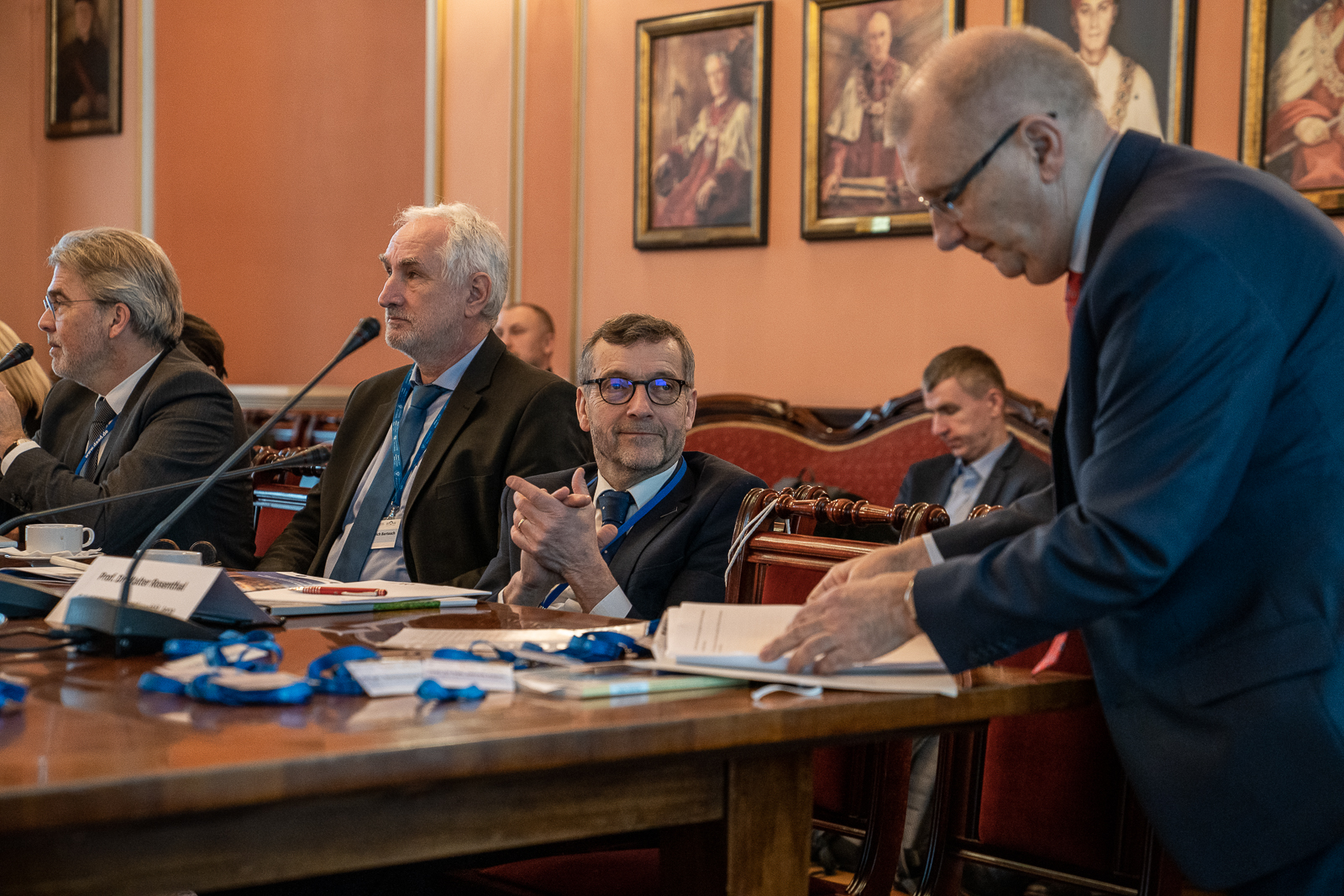 grupa osób siedząca w sali