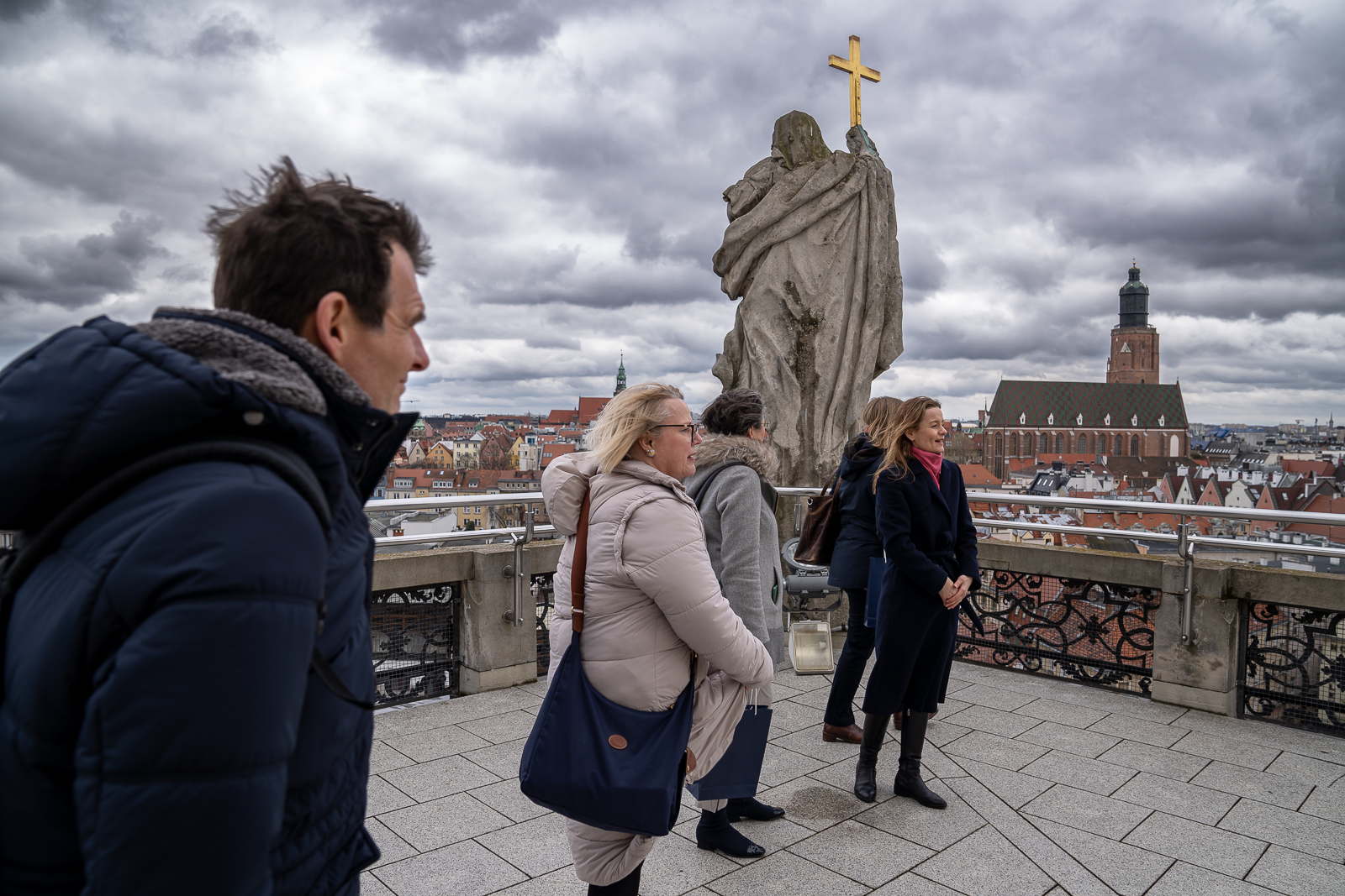 grupa osób spacerująca po uczelni
