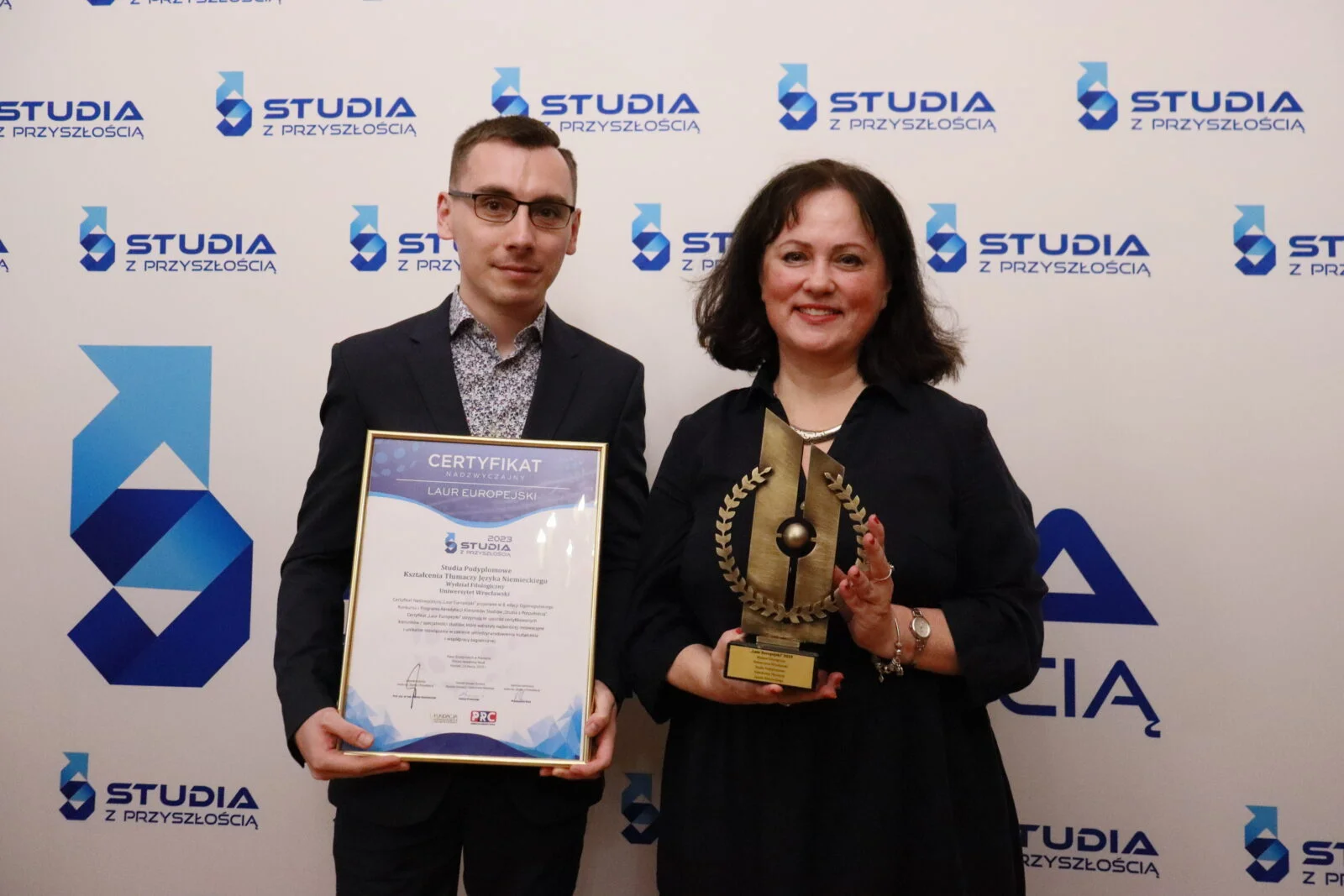 młody mężczyzna i kobieta w średnim wieku
