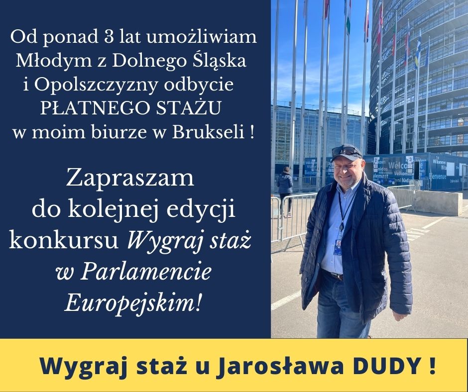 Mężczyzna w średnim wieku na tle budynku Parlamentu Europejskiego
