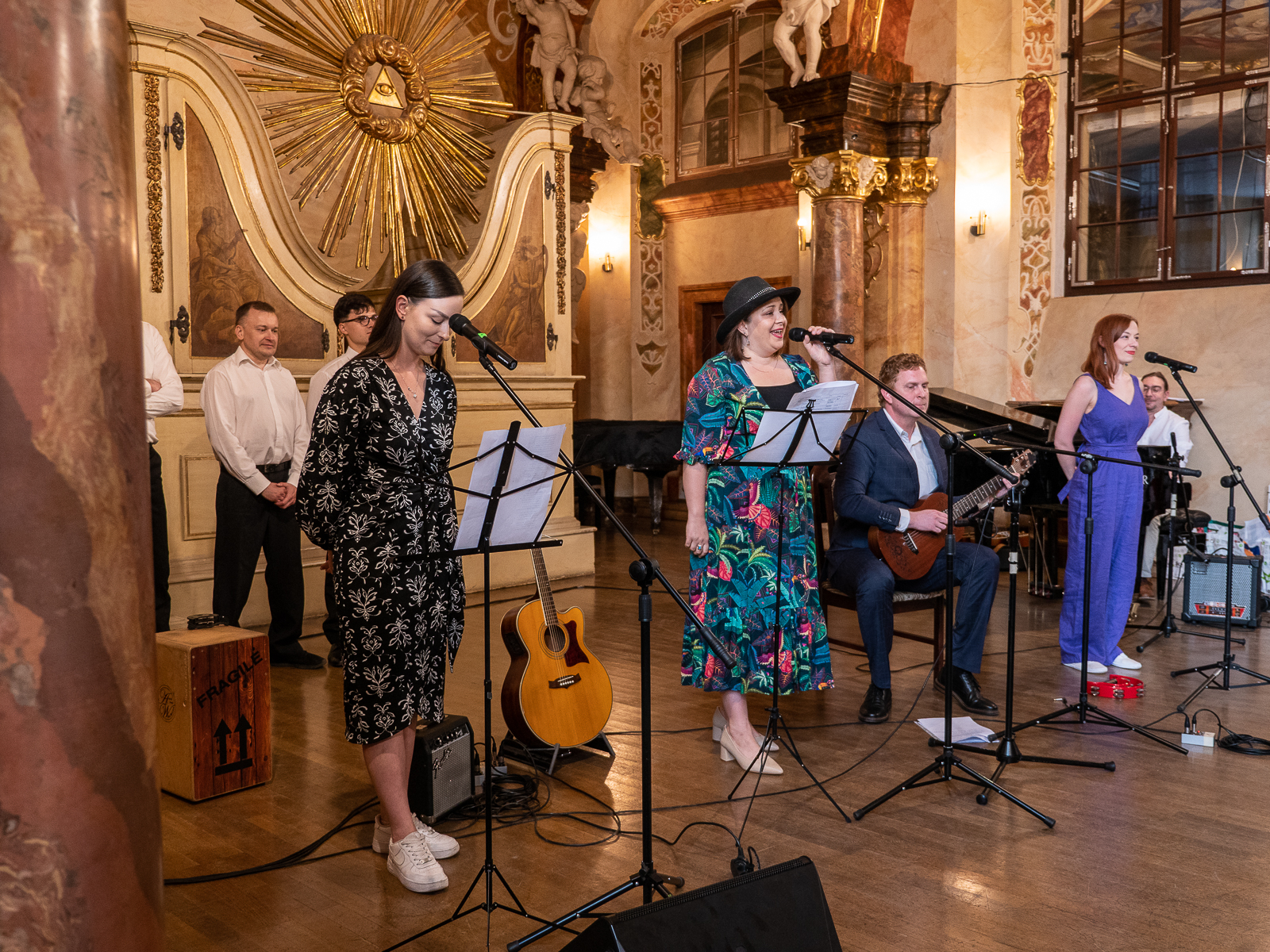 Muzycy na scenie.