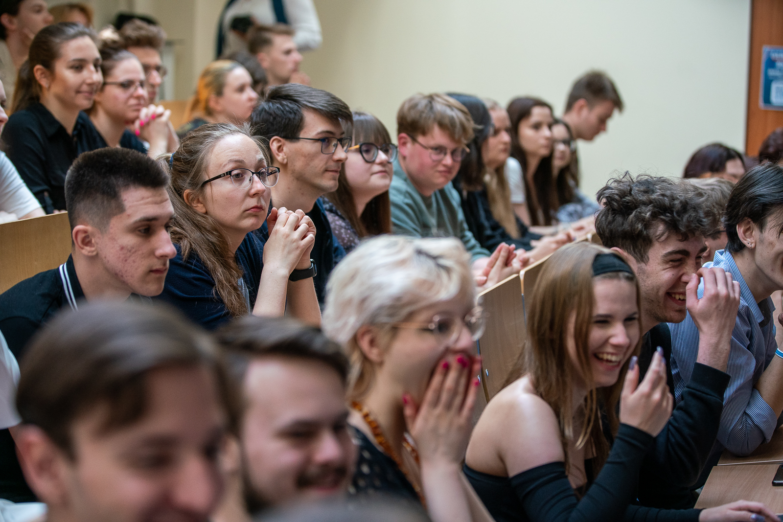sala z wieloma osobami siedzącymi w rzędach