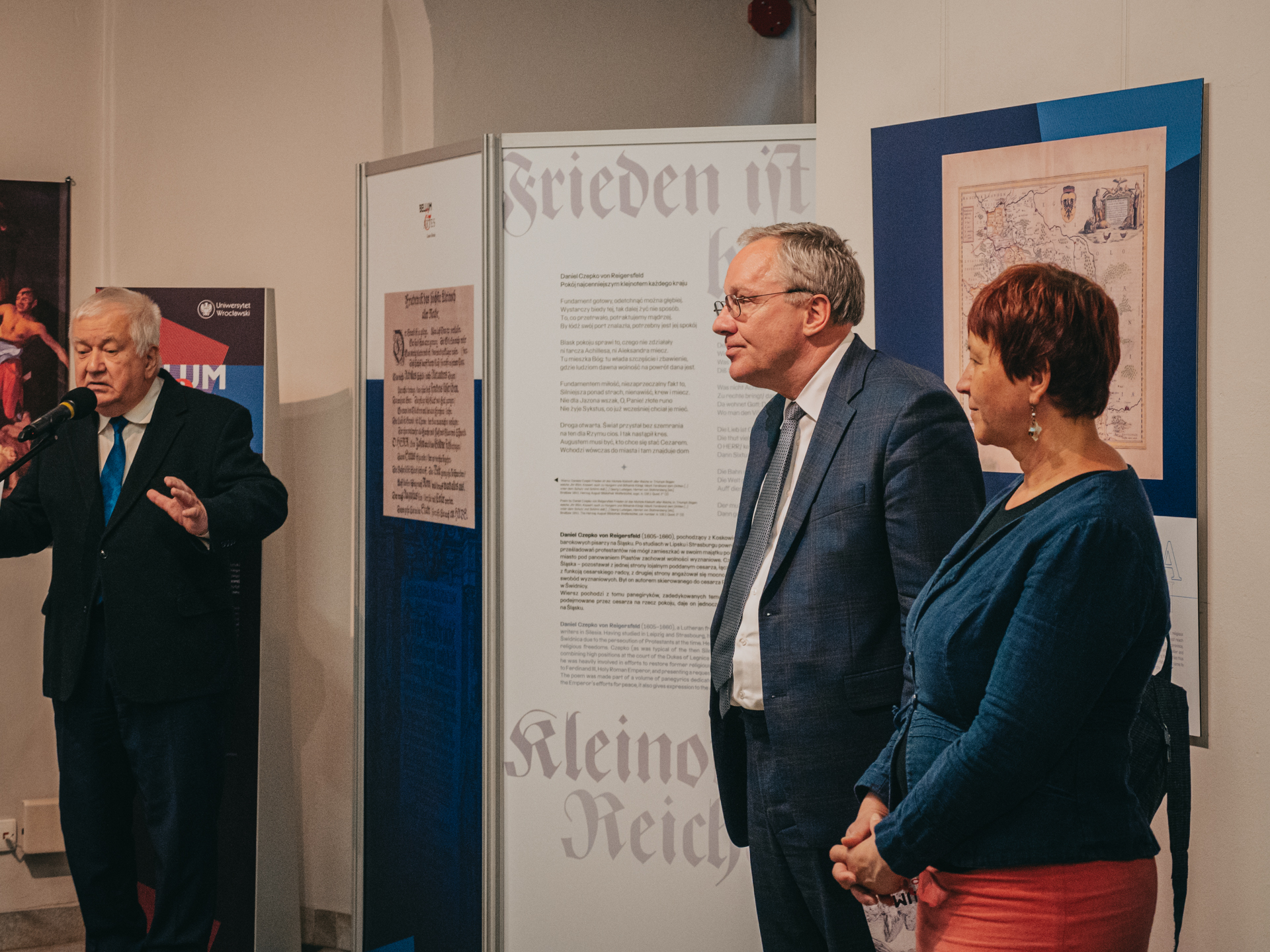 rektor uniwersytetu prof. Robert Olkiewicz na wernisażu wystawy