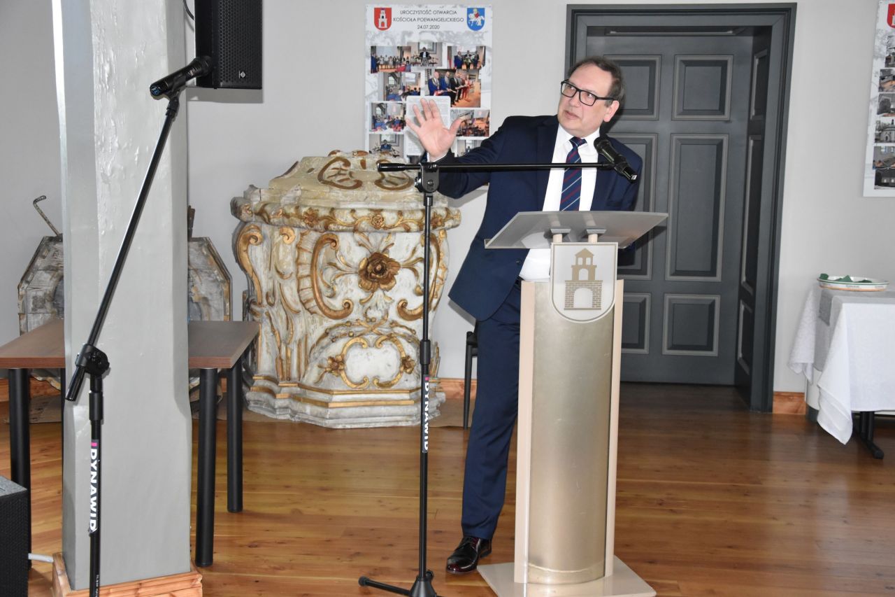 dojrzały mężczyzna ubrany elegancko