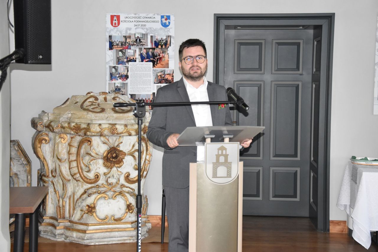 dojrzały mężczyzna ubrany elegancko