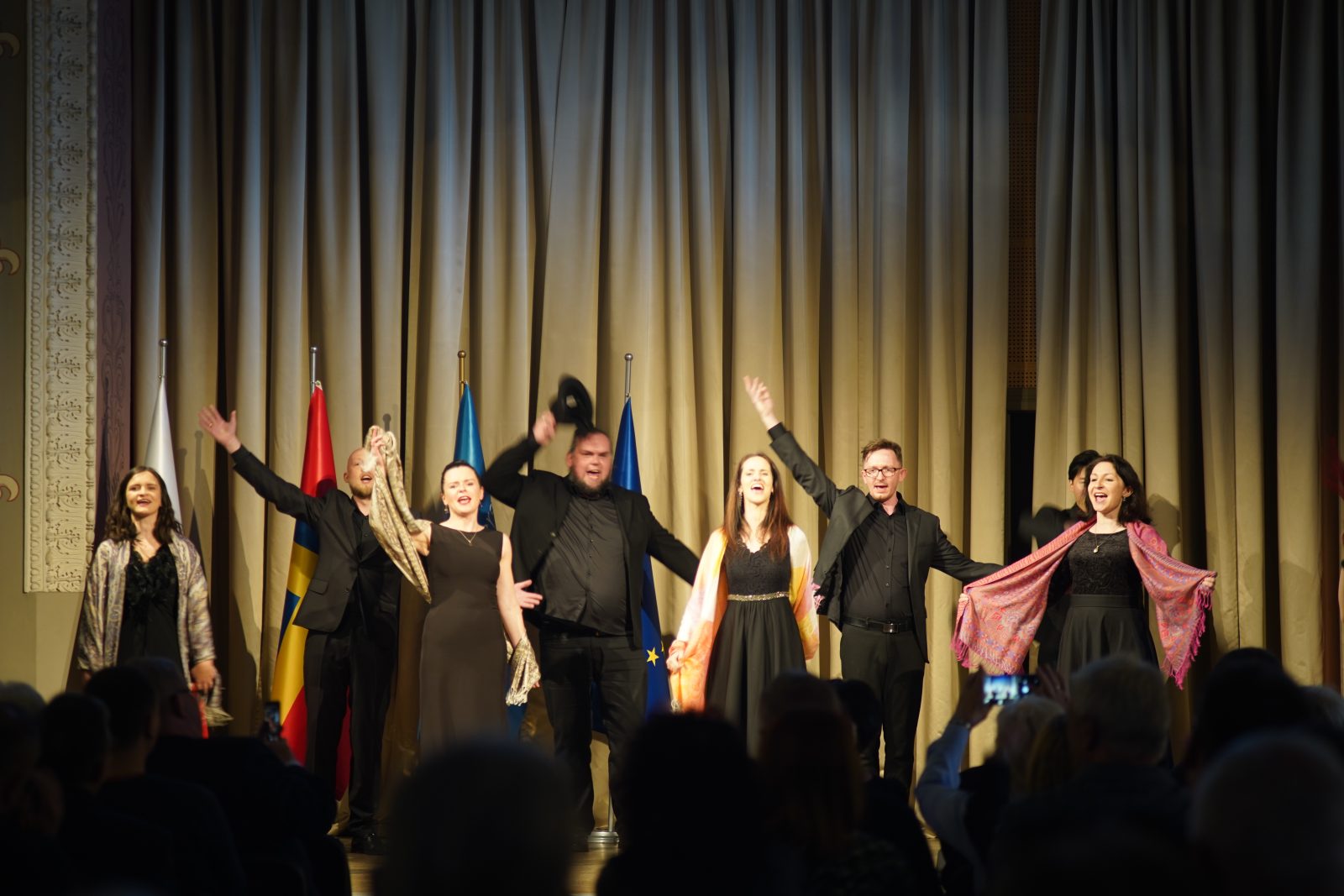 grupa ludzi w synagodze