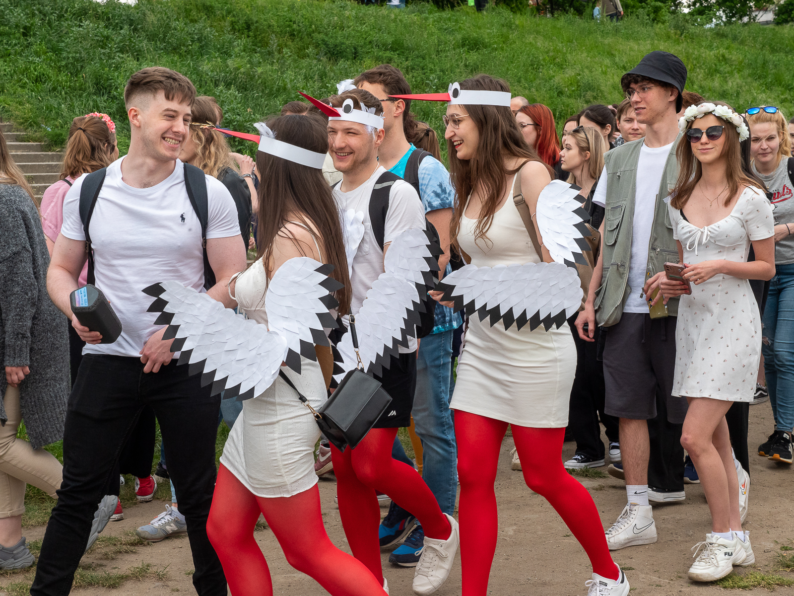 grupa młodych ludzi