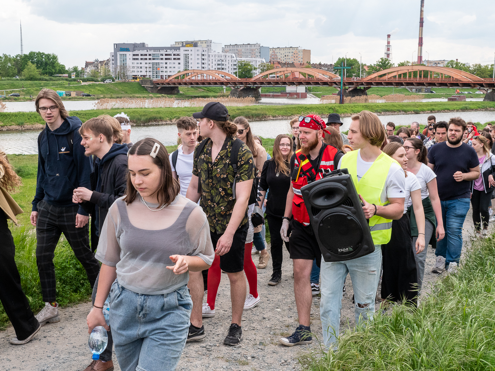 Ludzie idący w pochodzie juwenaliowym ulicami Wrocławia.