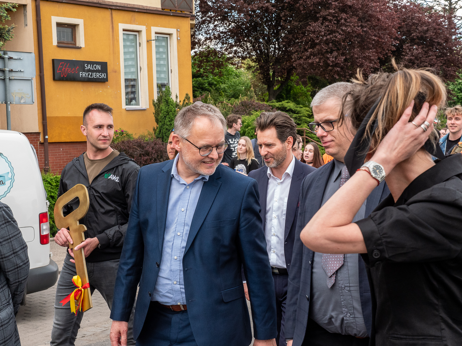 Ludzie idący w pochodzie juwenaliowym ulicami Wrocławia.