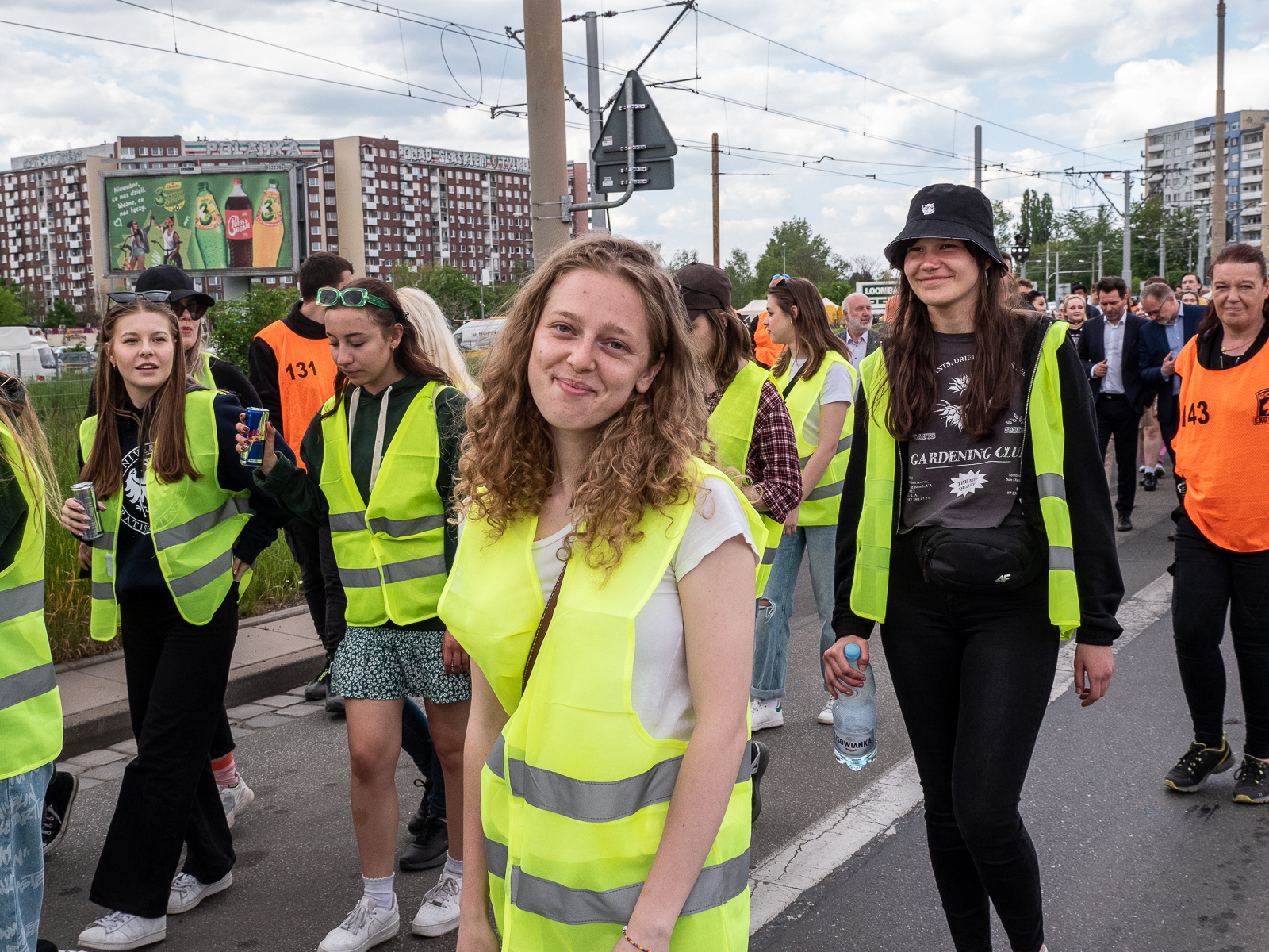 Ludzie idący w pochodzie juwenaliowym ulicami Wrocławia.