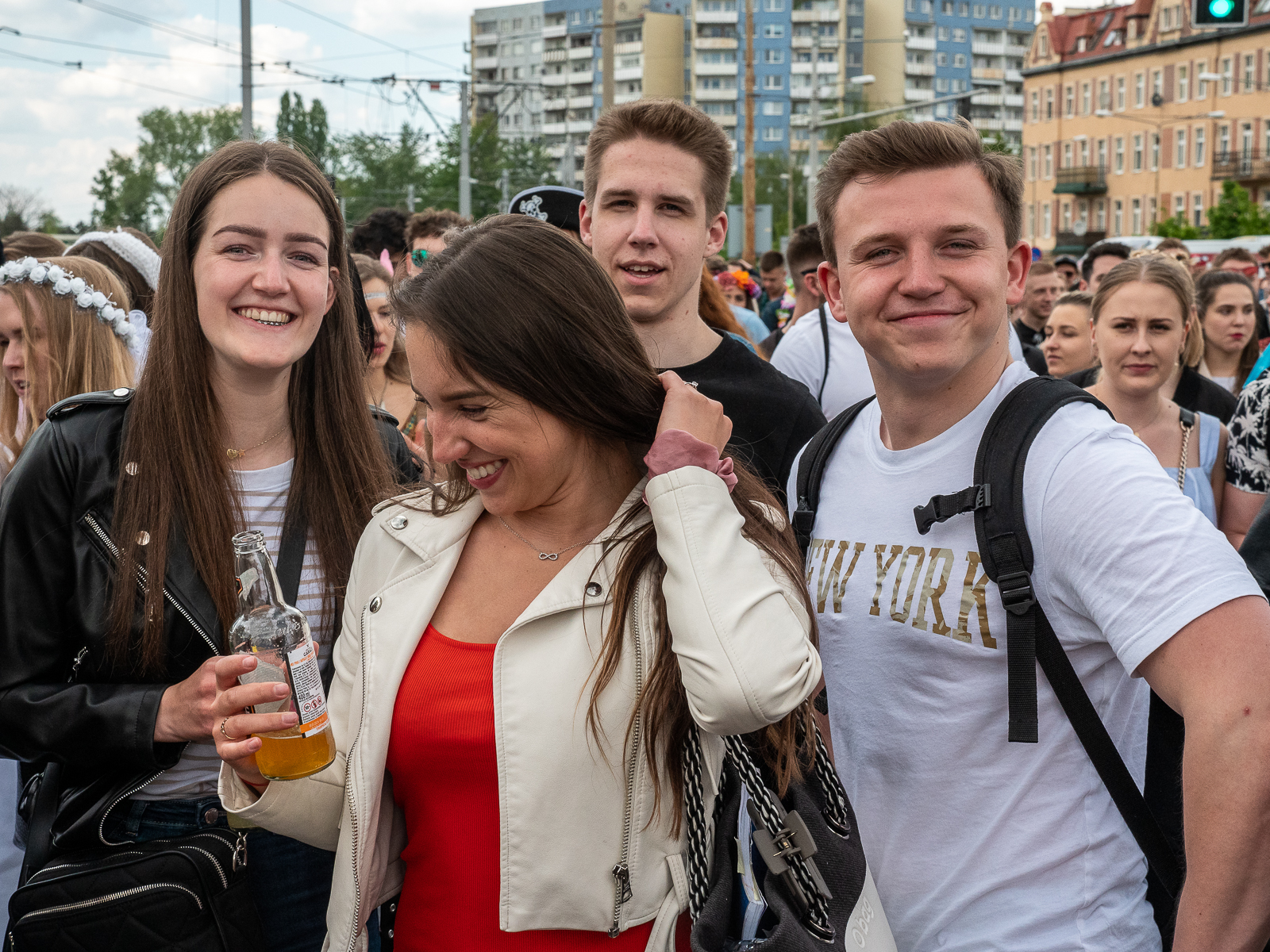 Ludzie idący w pochodzie juwenaliowym ulicami Wrocławia.