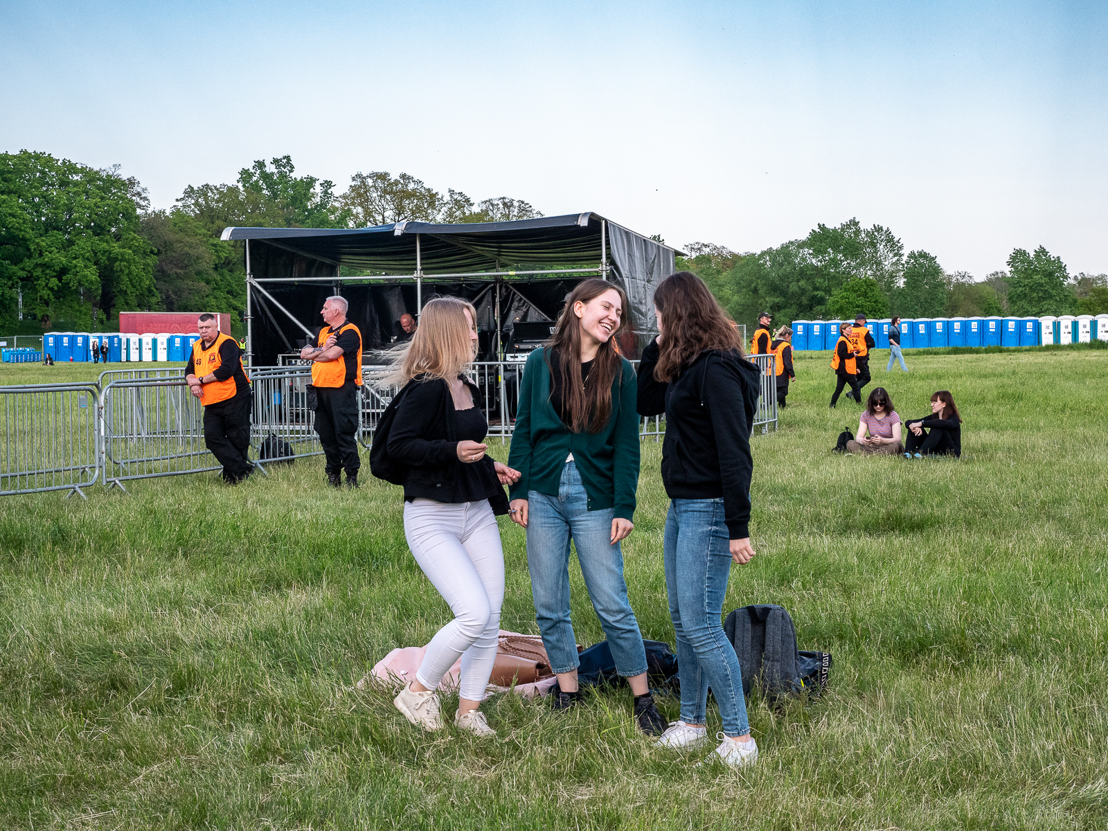 Trzy studentki stoją na polu koncertowym