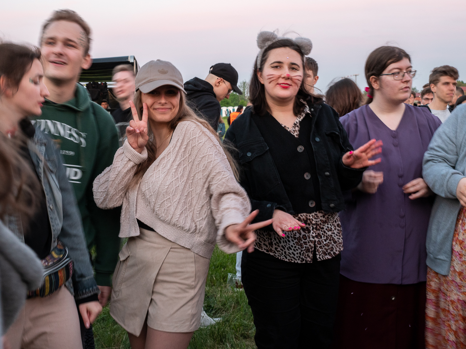 Grupa bawiących się na koncercie studentów i studentek.