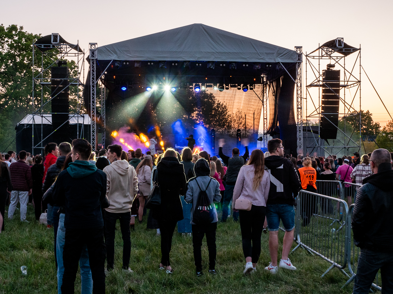Scena, na której odbywa się koncert. Przed sceną publiczność.