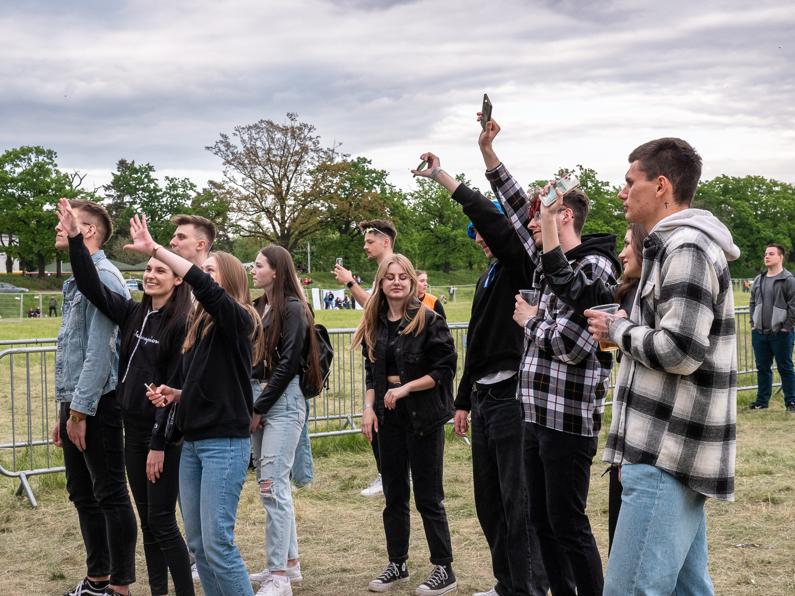 Grupa studentów bawiąza się podczas koncertów na Juwenaliach.