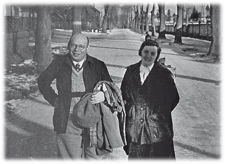 ertuda podczas spaceru w Ladku Zdroju, koniec 1936 roku, stare zdjęcie czarno-białe