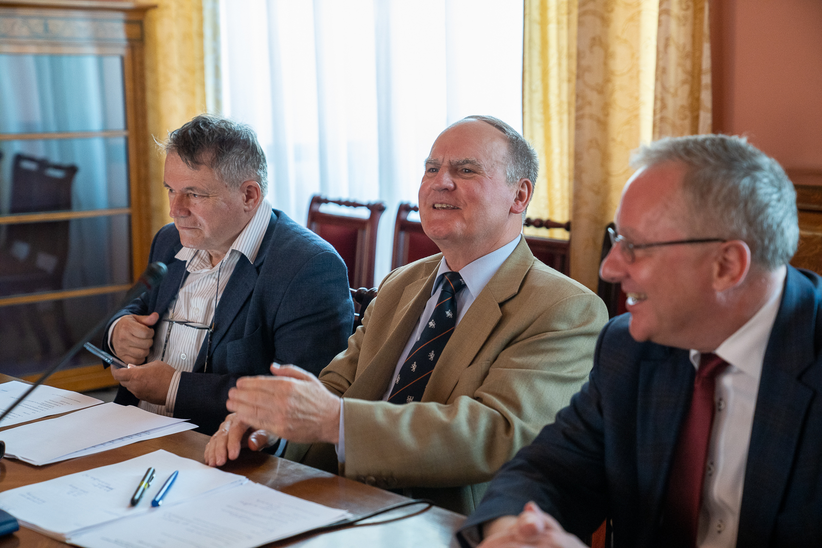 grupa osób w senacie uniwersytetu