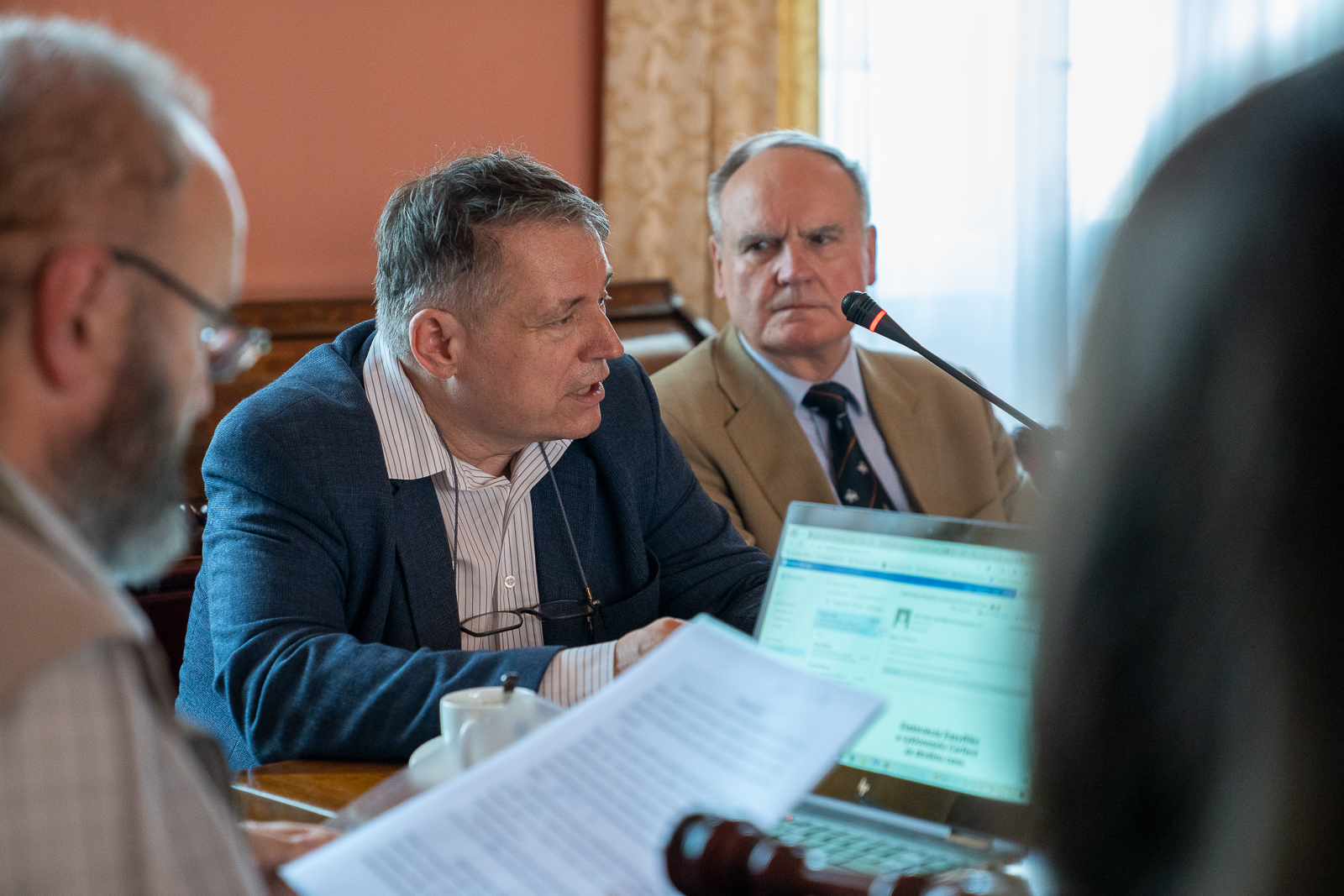 grupa osób w senacie uniwersytetu