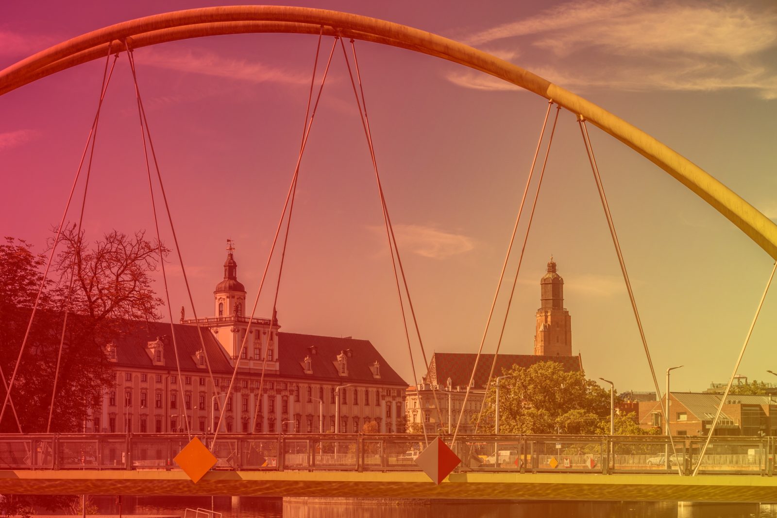 Barokowy budynek - gmach główny Uniwersytetu Wrocławskiego przed nim żółty most