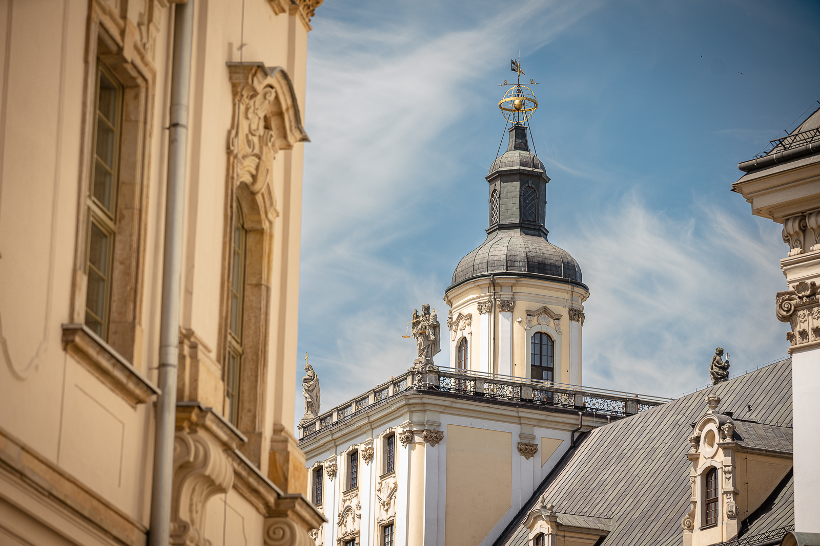 Wieża Matematyczna w gmachu głównym Uniwersytetu Wrocławskiego na tle niebieskiego nieba.