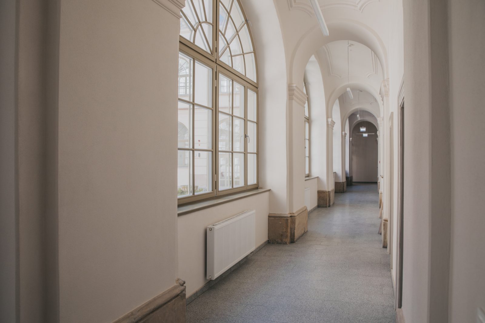 korytarz z półokrągłym sufitem, z lewej duże półokrągłę okna