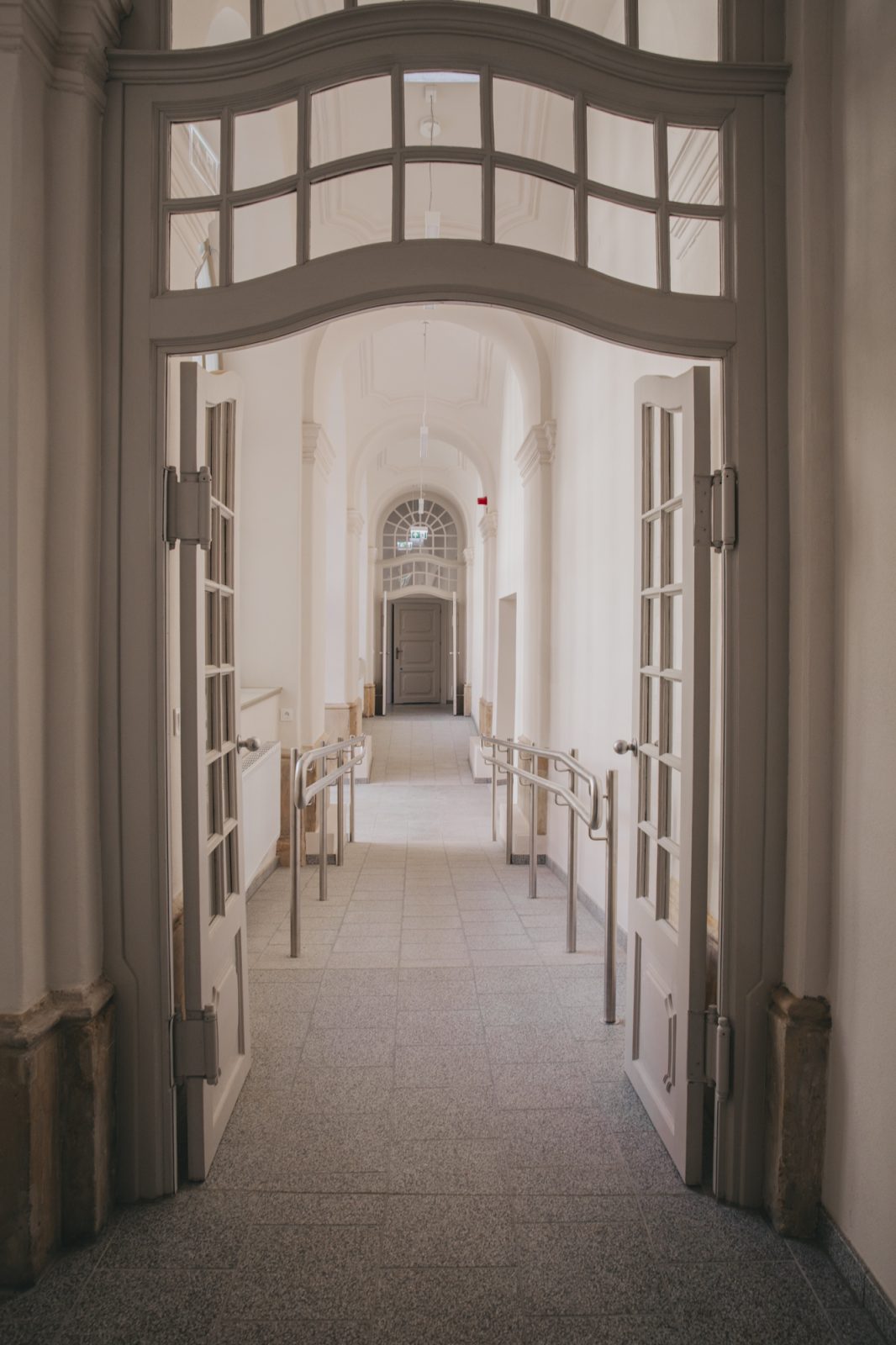 korytarz, w tle półokrągłe drzwi, na dole posadzka