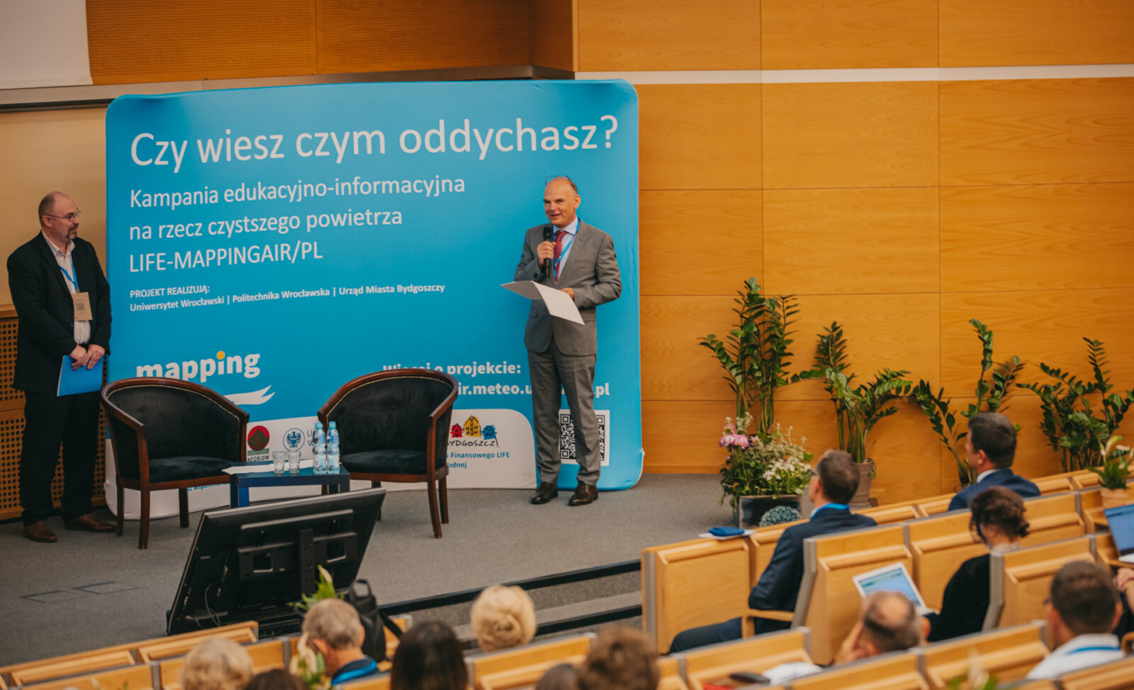 grupa ludzi w sali wykładowej