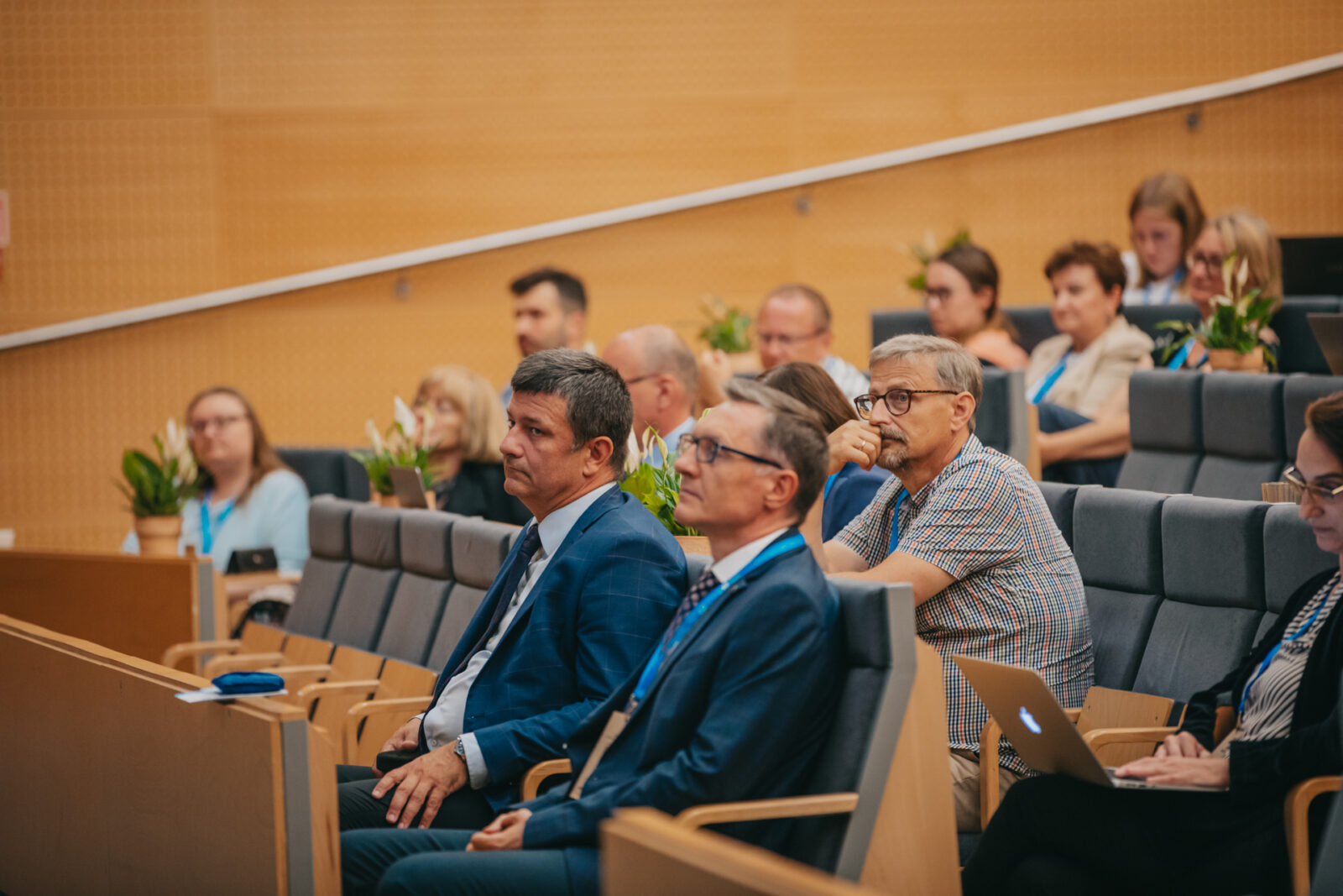 grupa ludzi w sali wykładowej