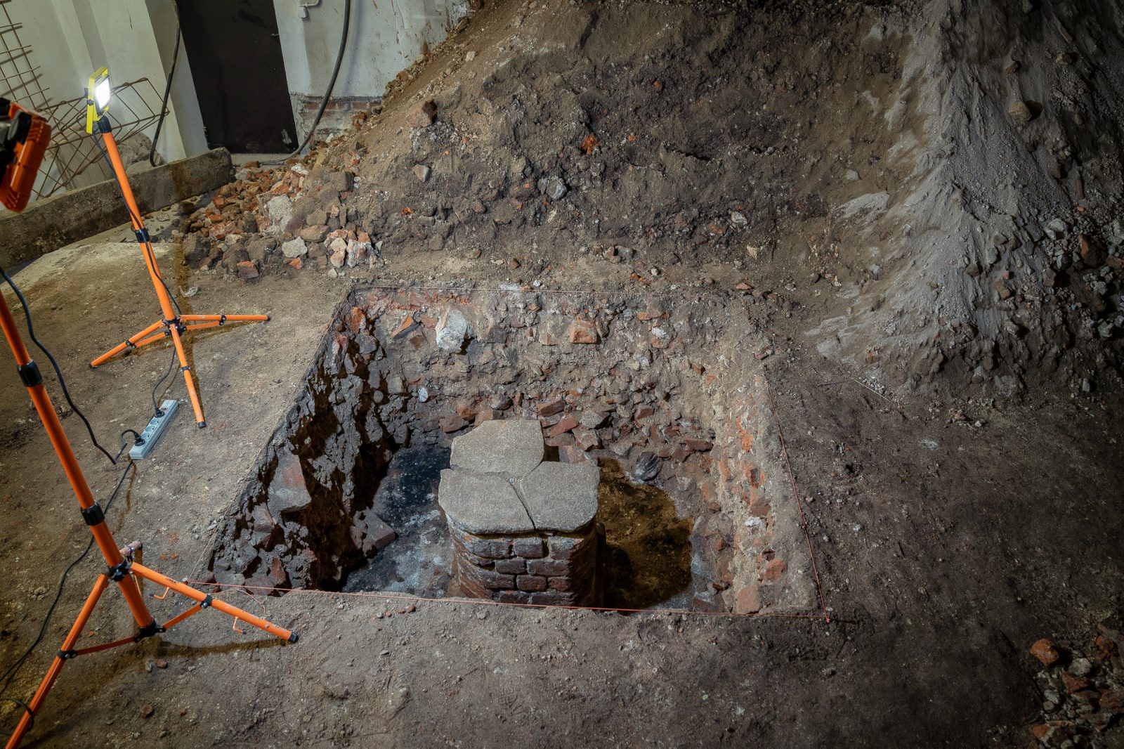 badania archeologiczne w piwnicy instytutu historycznego, kamienne fragmenty starych budynku