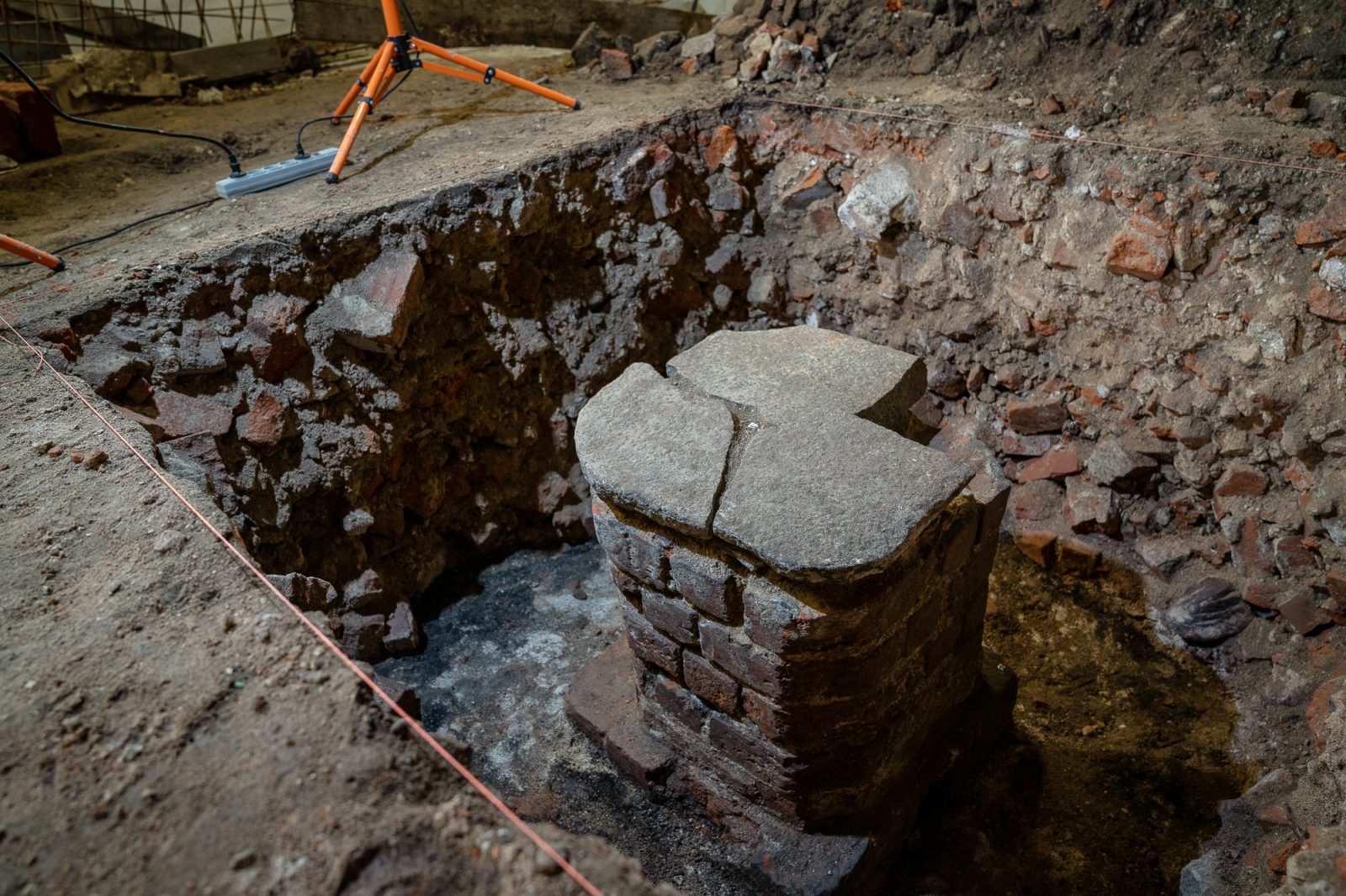badania archeologiczne w piwnicy instytutu historycznego, kamienne fragmenty starych budynku