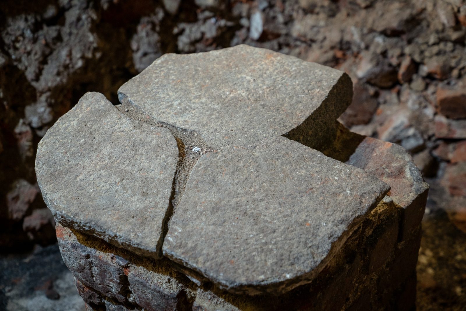 badania archeologiczne w piwnicy instytutu historycznego, kamienne fragmenty starych budynku