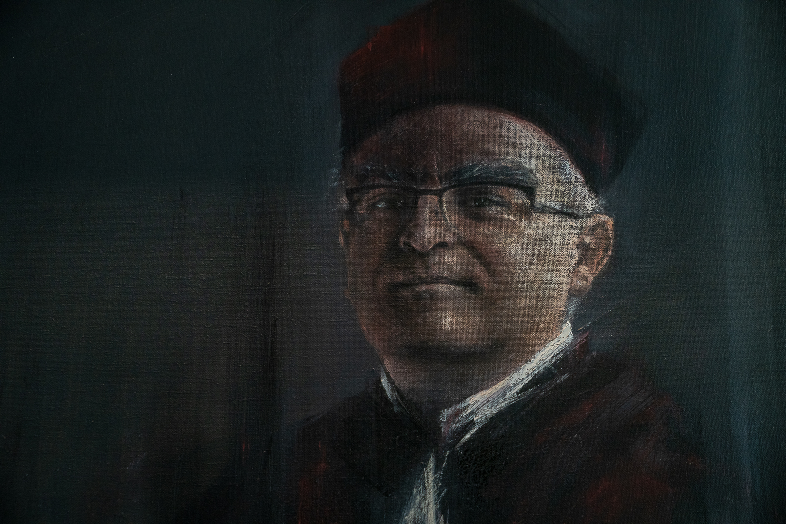 Zbliżenie na twarz prof. Wiszewskiego - wizerunek na portrecie.