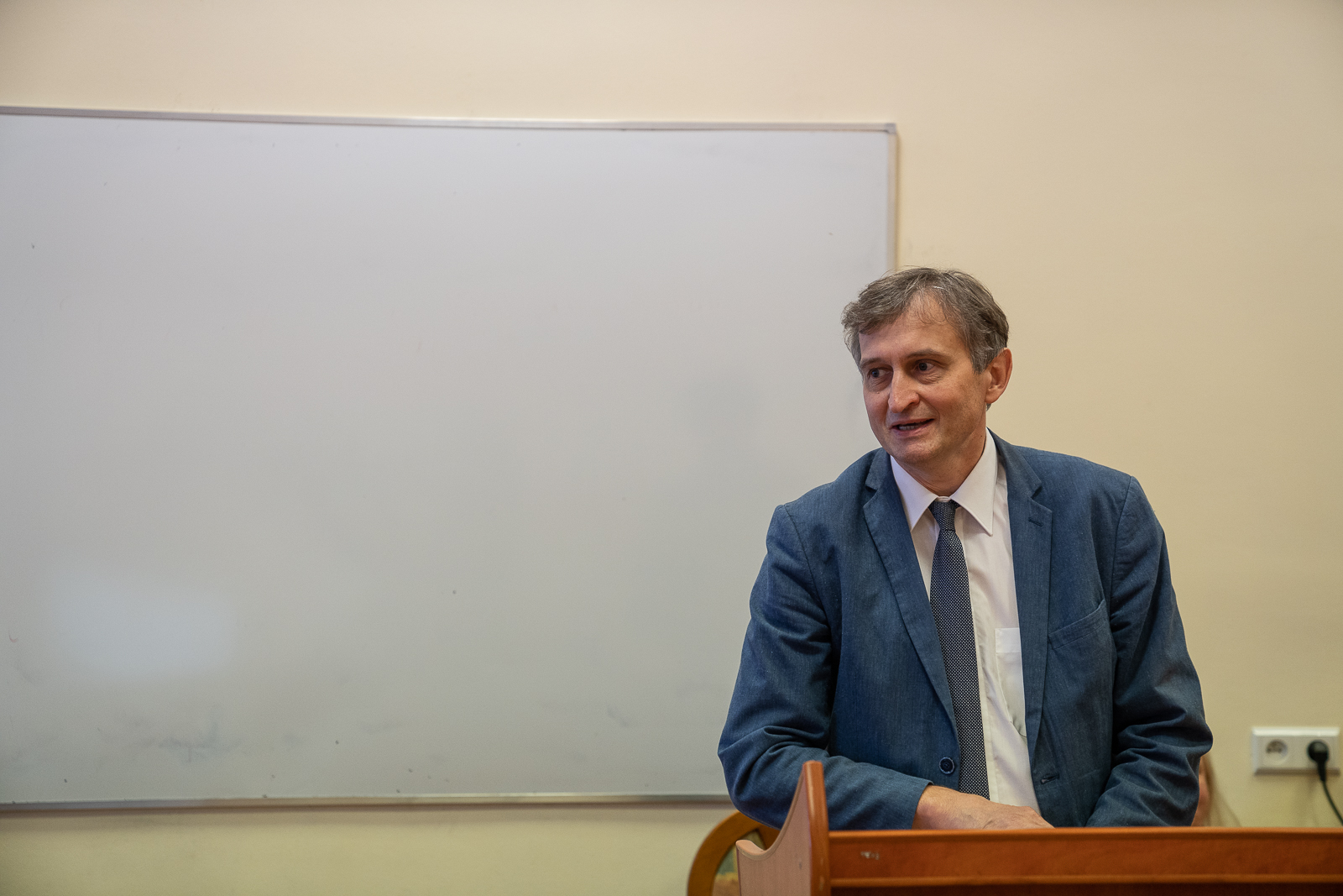 mężczyzna ubrany elegancko