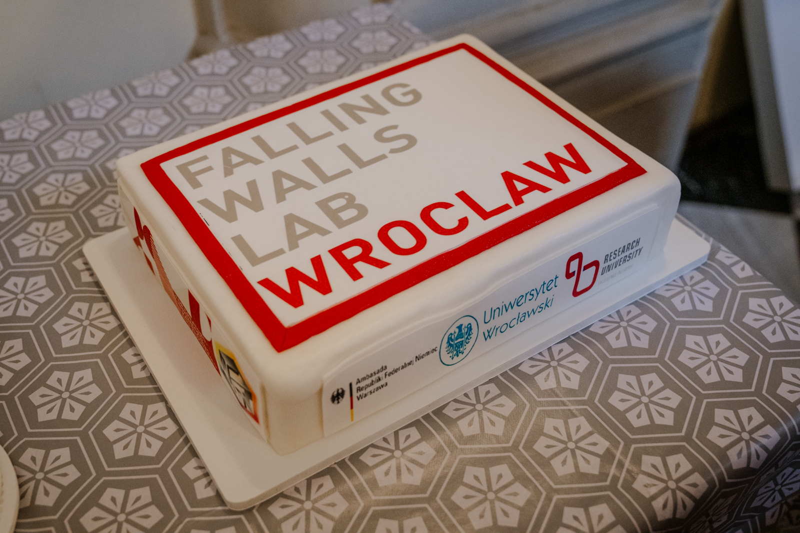 ciasto w kształcie prostokąta z napisem Falling Walls Lab Wroclaw