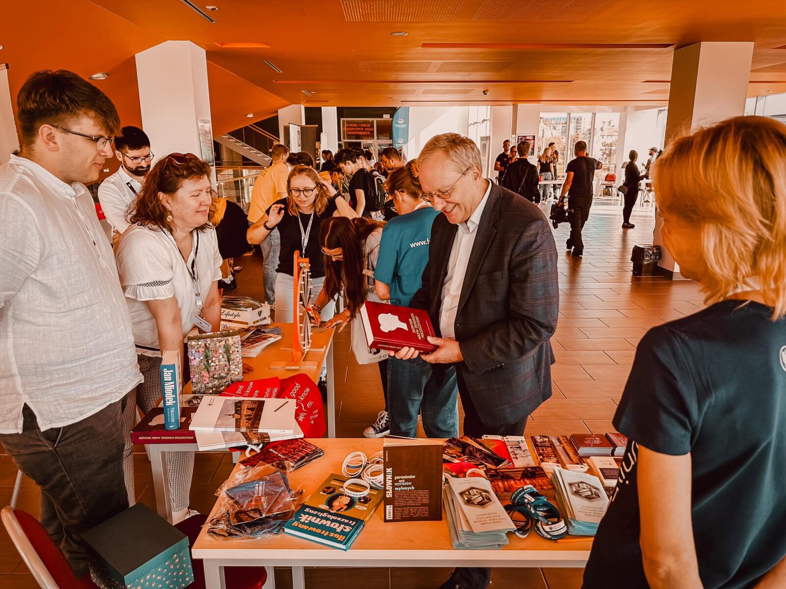 Rektor prof. Olkiewicz przy stoisku Dolnośląskiego Festiwalu Nauki.