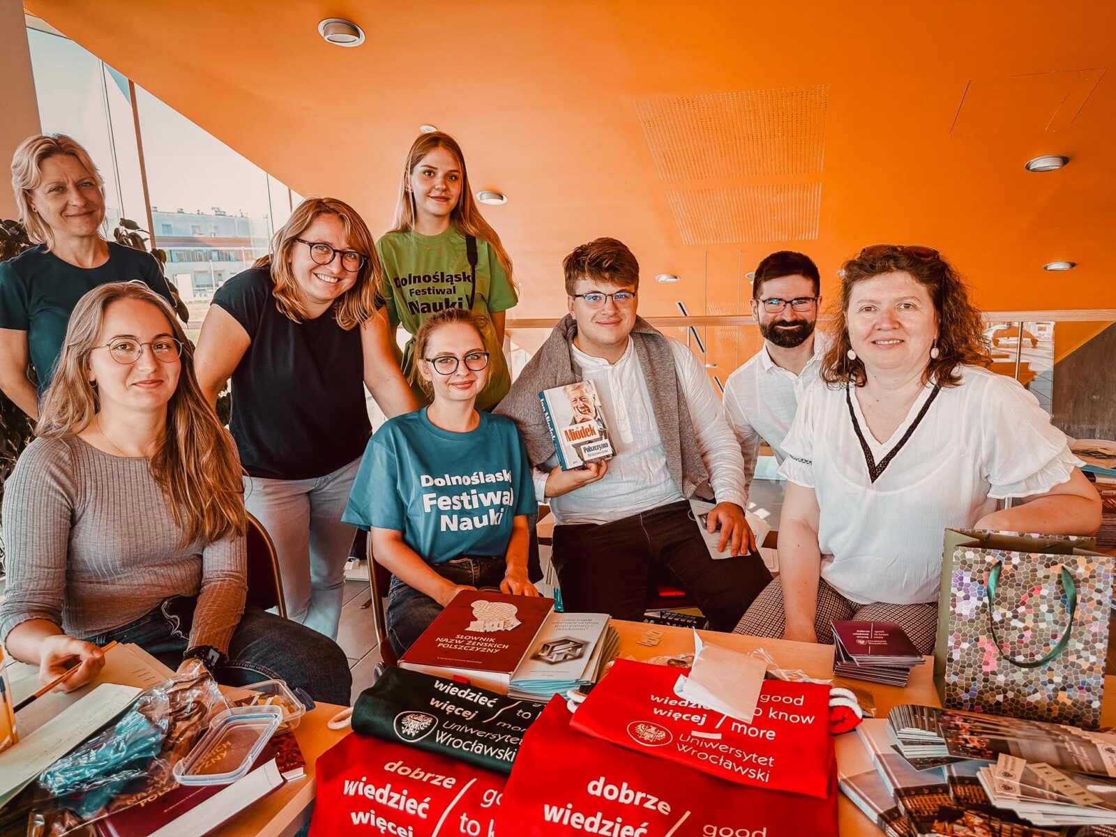 Grupa osób przy stoisku Mobilnej Poradni Językowej