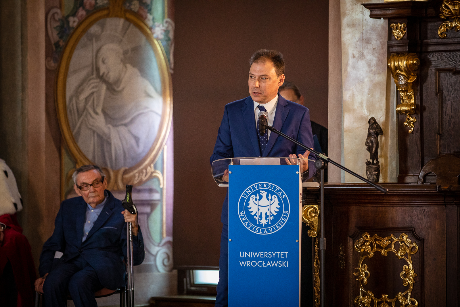mężczyzna w błękitnym garniturze