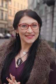 młoda kobieta w czerwonych okularach