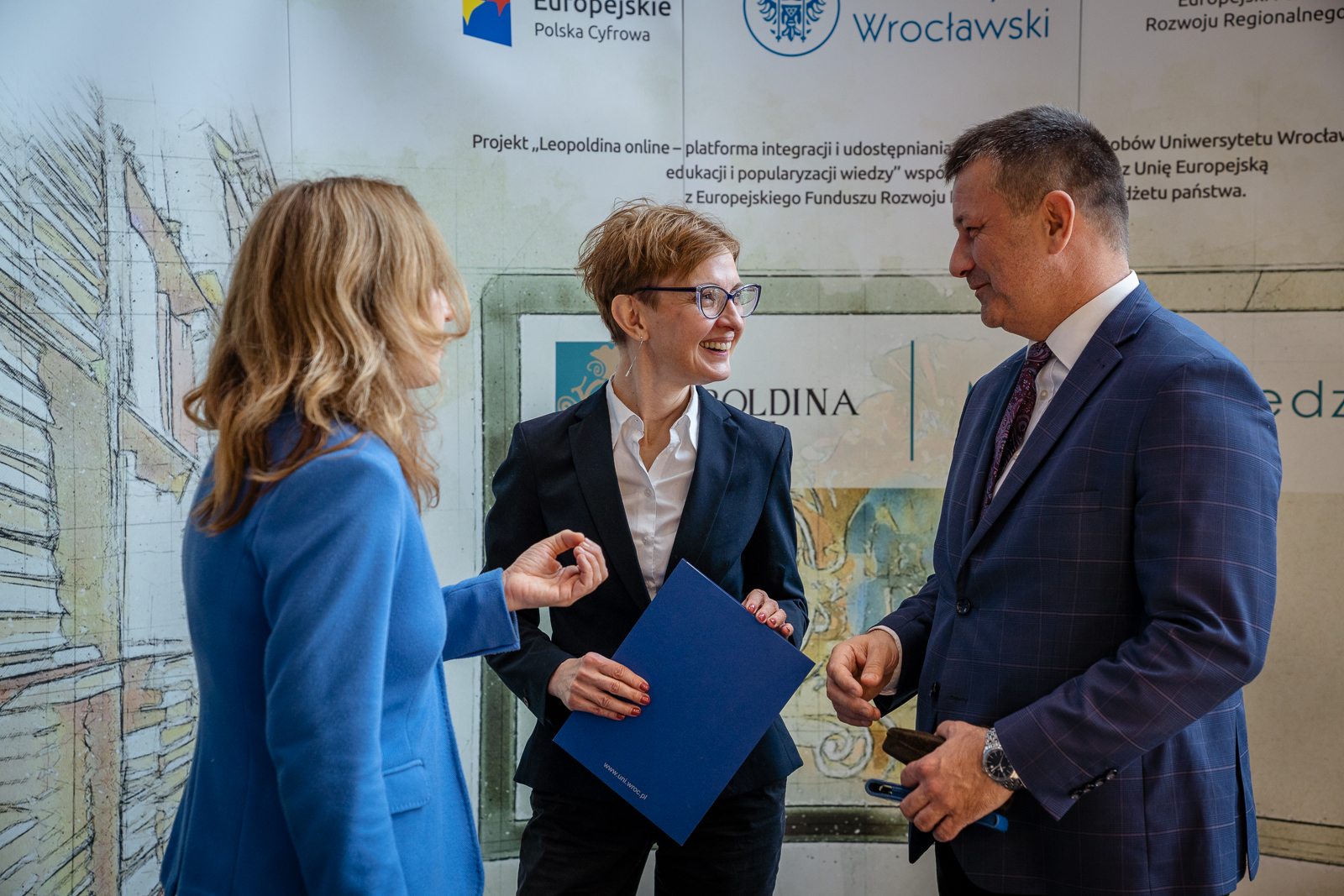 dwie kobiety i mężczyzna