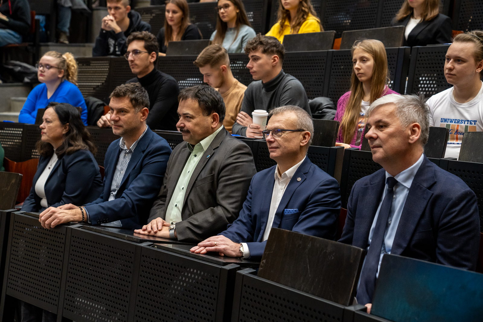 sala wykładowa, w pierwszym rzędzie starsze osoby, w pozostałych młodzi ludzie
