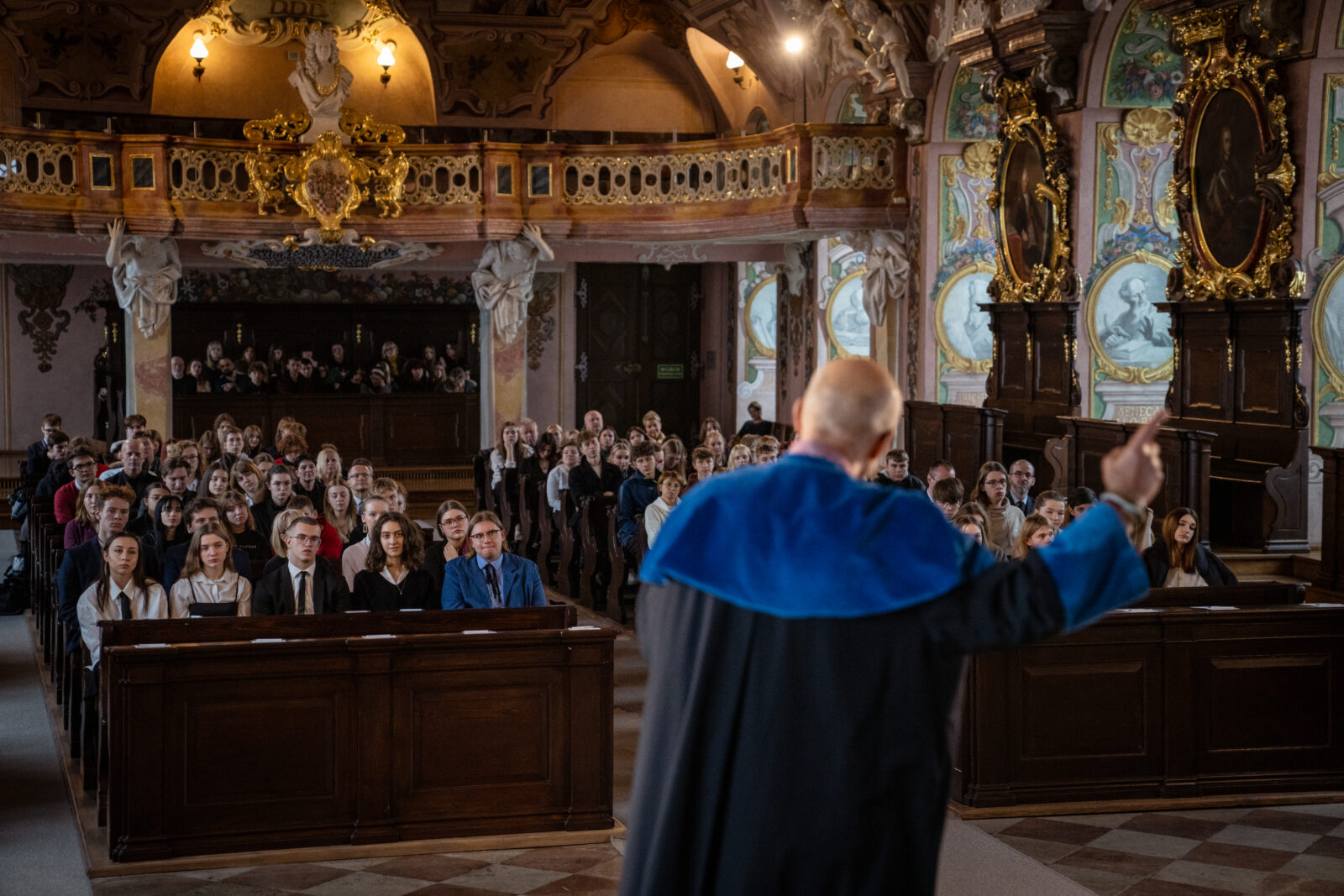 starszy mężczyzna w todze
