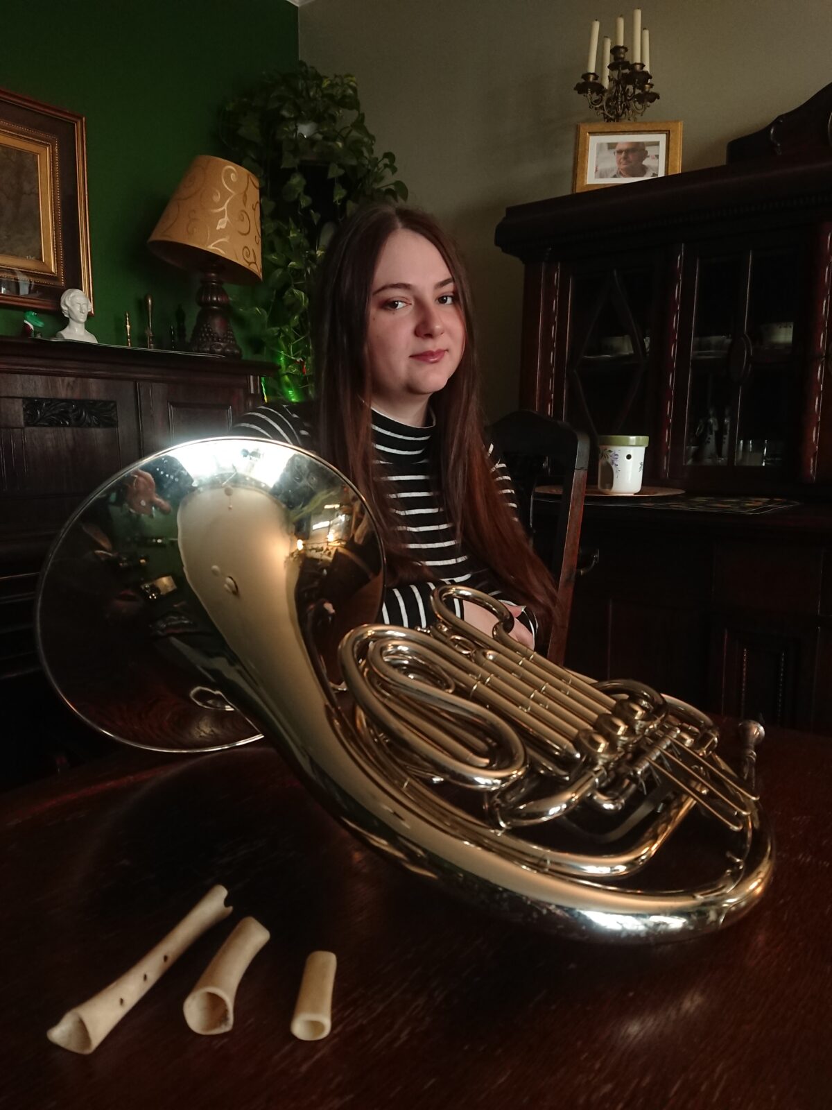 młoda kobieta z instrumentem